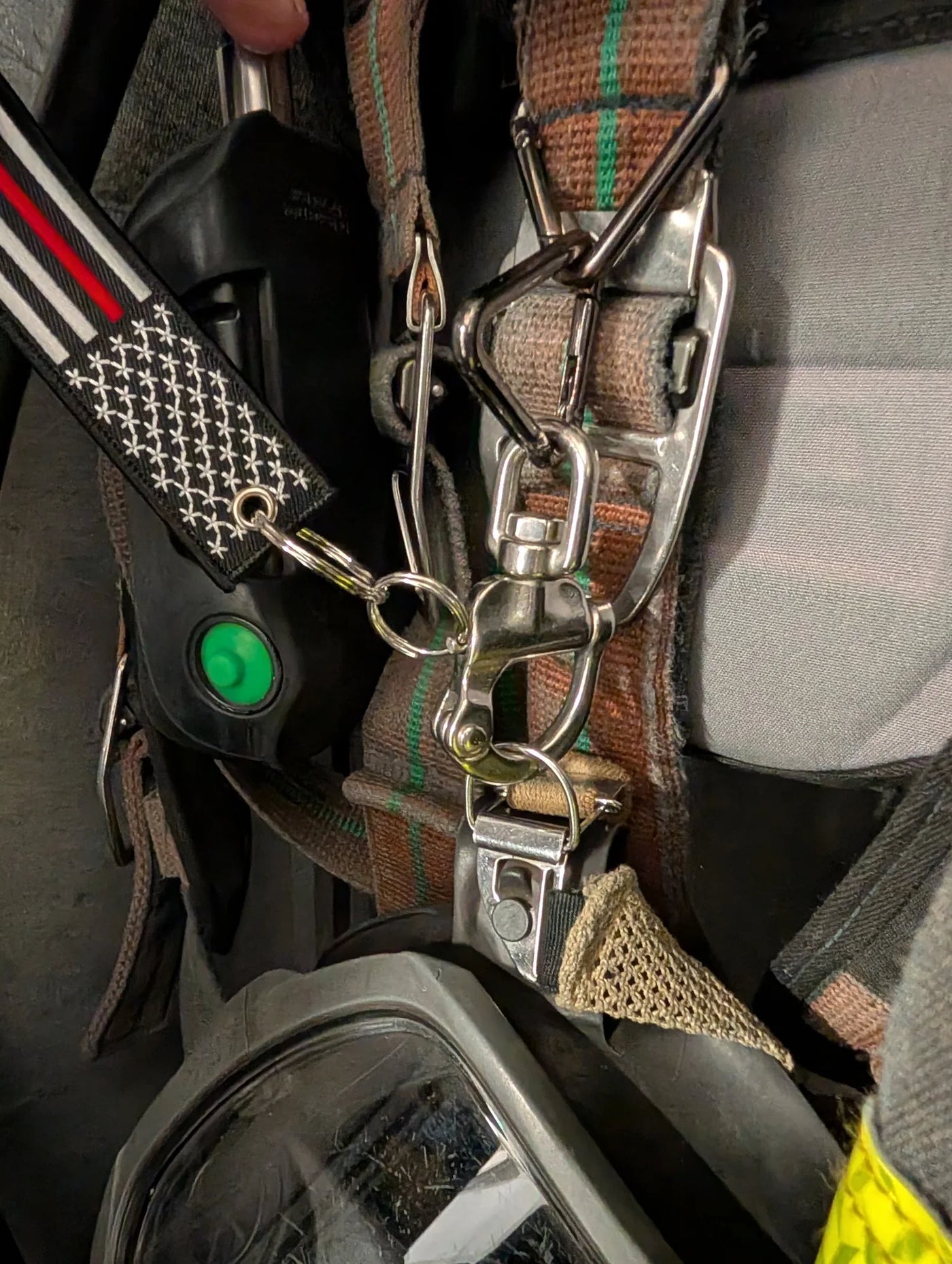 SCBA facepiece quick release retention system